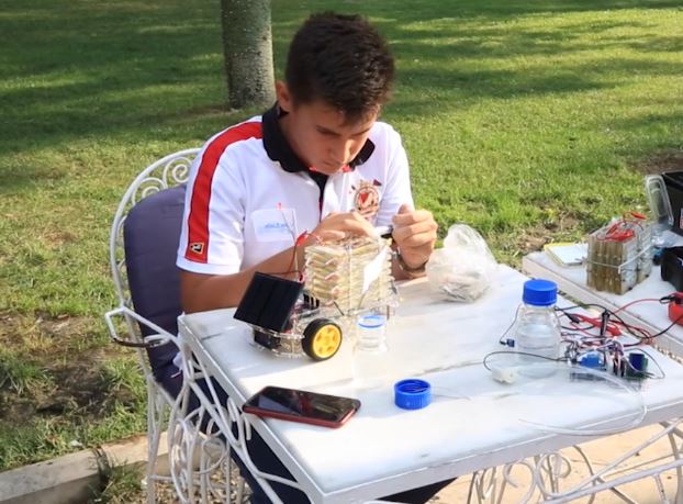 Genç mucit, tuzlu su ve güneş ışınları ile çalışan araç tasarladı